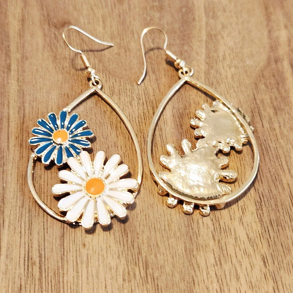 Gold Tone Blue White Enamel Daisy‎ Teardrop Dangle Earrings Floral Fishhook